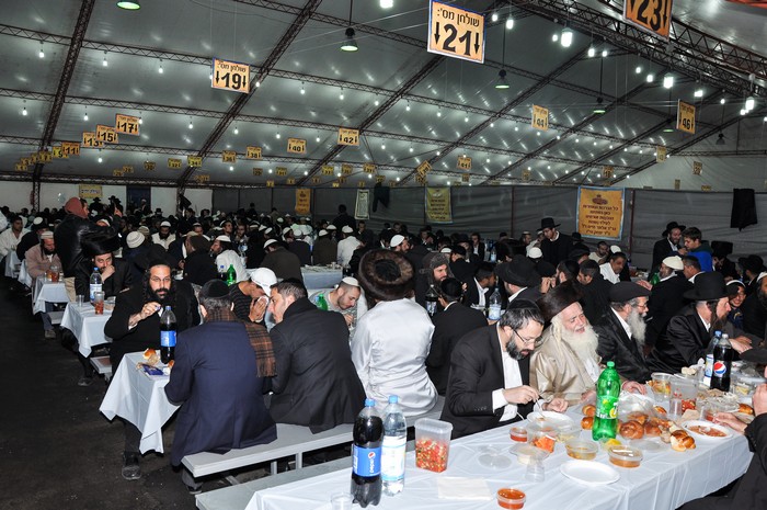 סועדים באולמות ובמתחמים של הכנסת אורחים המרכזית אומן