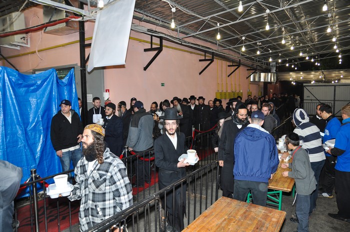 חלוקת ארוחות חינם בימי החול