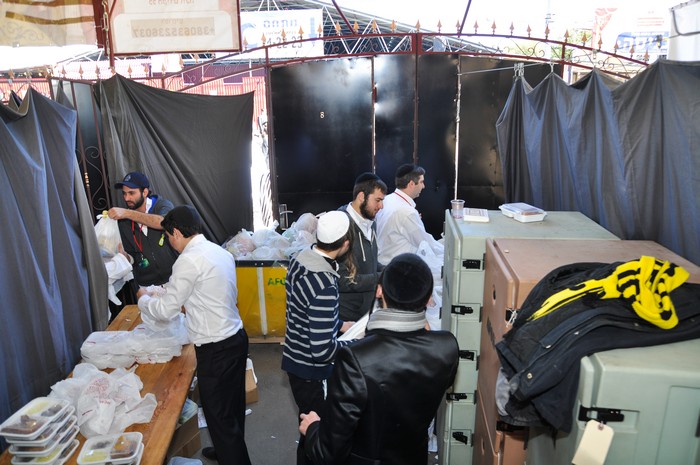 חלוקת ארוחות ארוזות TO GO הכנסת אורחים אומן