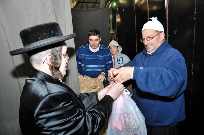 חלוקת ארוחות ארוזות TO GO הכנסת אורחים אומן